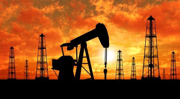 La hausse de la production pétrolière pèse à nouveau sur les cours du baril