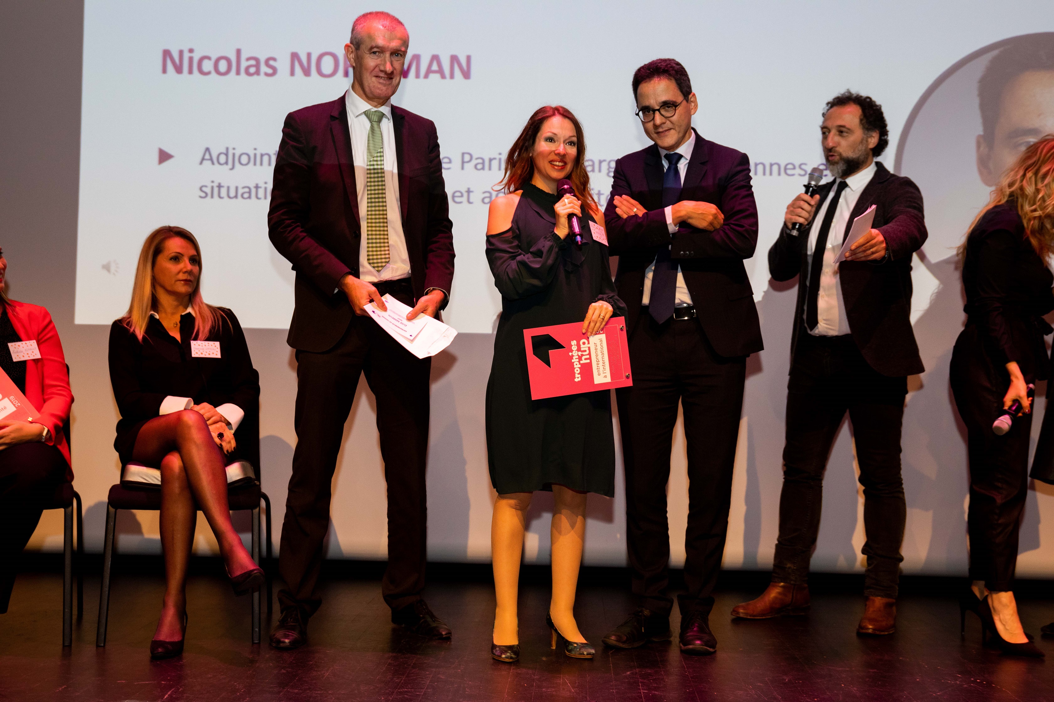 Elise Maureil, au centre, reçoit le prix de l'entrepreneure de l'année, le 4 novembre dernier.